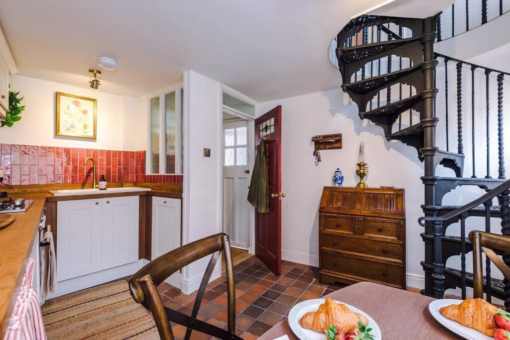 Rustic Chester Cottage Near Shops & Terrace エクステリア 写真