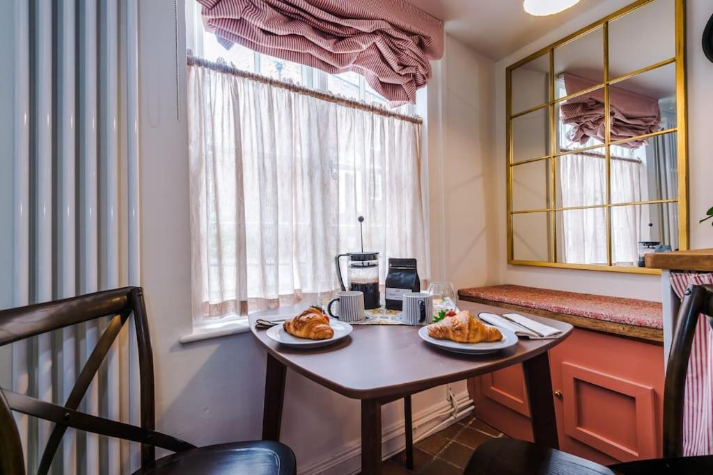 Rustic Chester Cottage Near Shops & Terrace エクステリア 写真