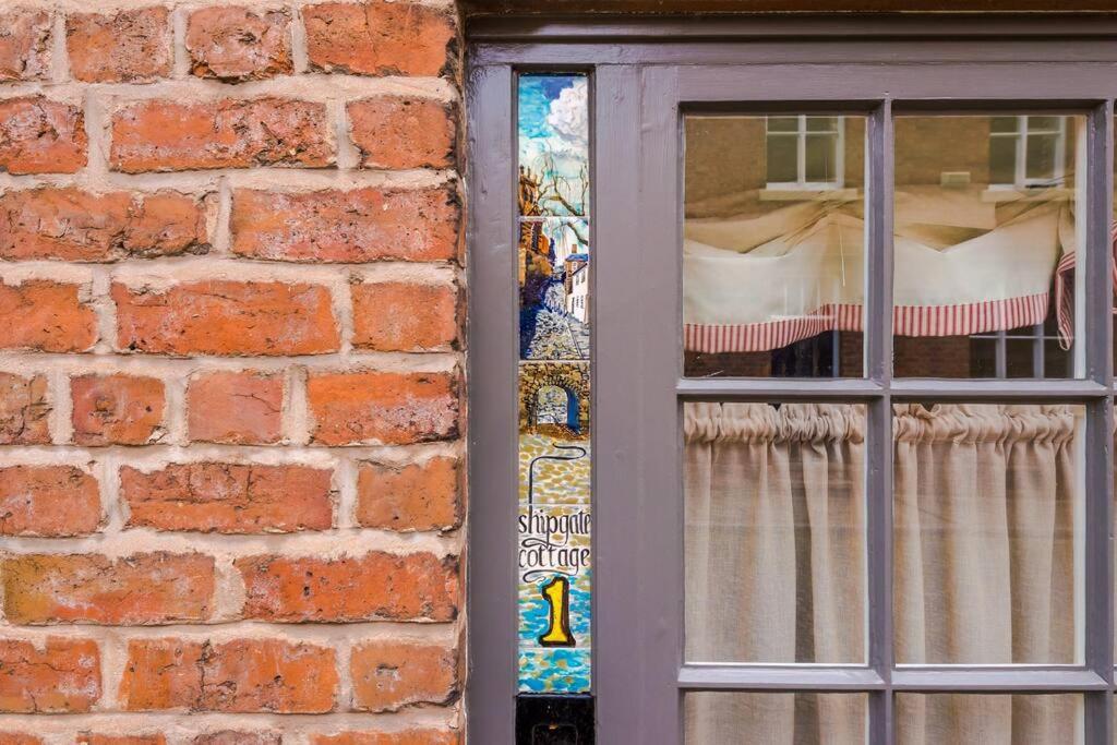 Rustic Chester Cottage Near Shops & Terrace エクステリア 写真