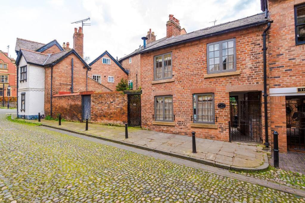 Rustic Chester Cottage Near Shops & Terrace エクステリア 写真